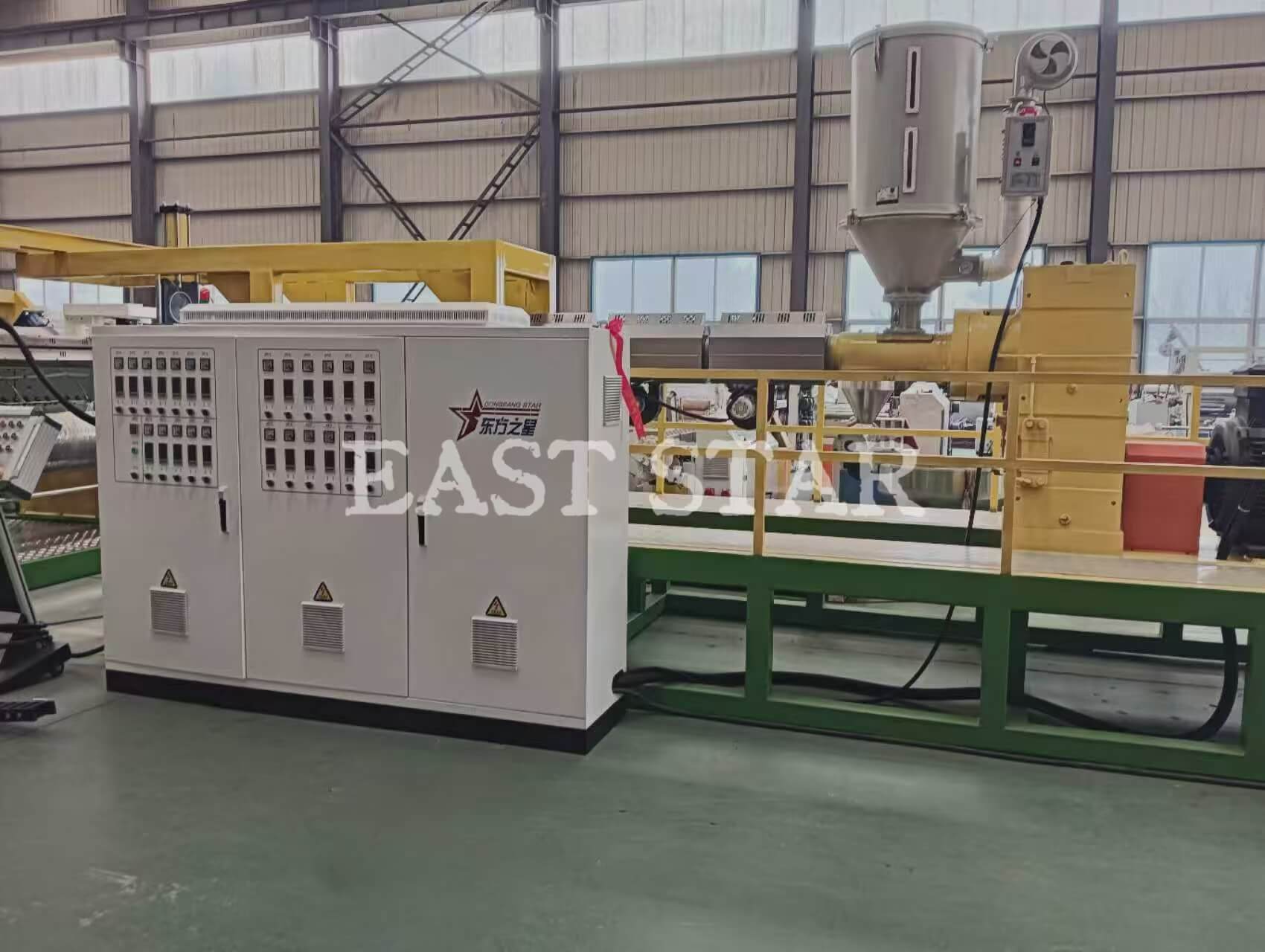 सफलता नवाचार! Qingdao EASTSTAR नयाँ 2.4 मिटर मल बेल्ट पाना एक्सट्रुजन लाइन सफलतापूर्वक रोल अफ लाइन