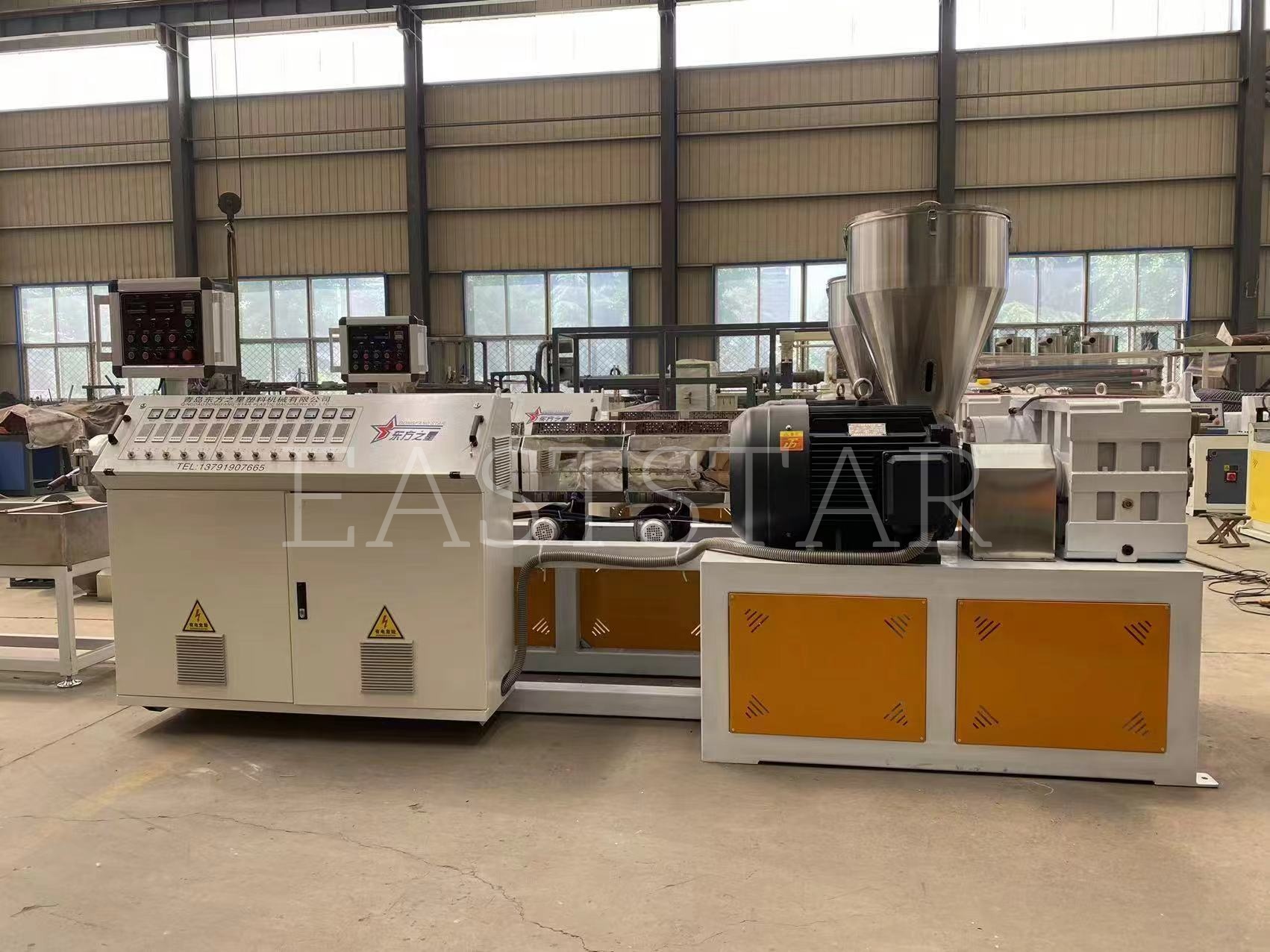 हाम्रो प्राविधिक टोलीले हाम्रो अरब ग्राहकको लागि TSSK65 समानान्तर ट्विन-स्क्रू ग्रेन्युलेटरको परिशुद्धता सम्मेलन सञ्चालन गर्दैछ।